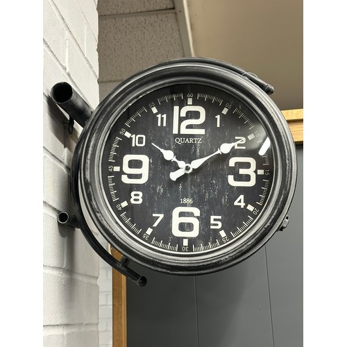 3104A - A double sided platform clock