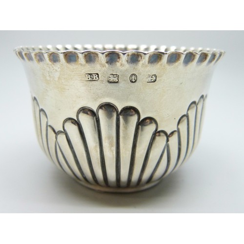 7237A - A silver bowl with fluted decoration, Birmingham 1893, 69g