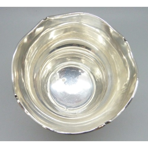 7238A - A silver bowl, Brook & Son, Edinburgh, Birmingham 1914, 79g