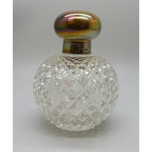 7241A - A cut glass silver topped scent bottle with stopper, London 1920