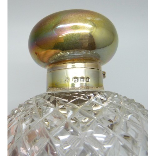 7241A - A cut glass silver topped scent bottle with stopper, London 1920