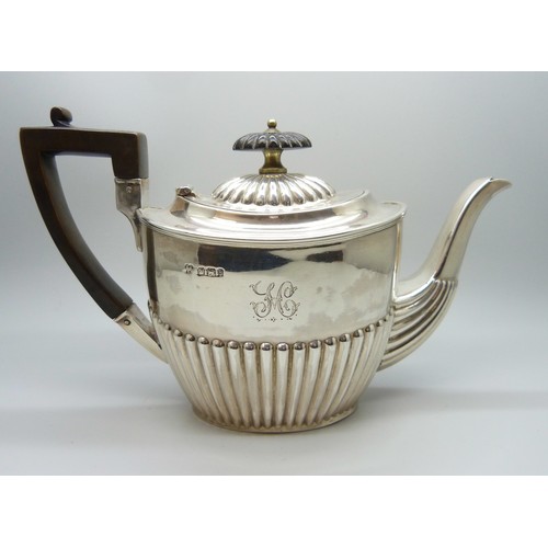 7242A - A bachelor's silver teapot, Sheffield 1894, 250g