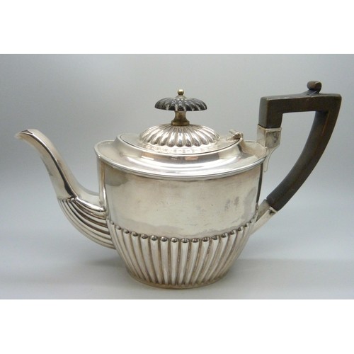 7242A - A bachelor's silver teapot, Sheffield 1894, 250g