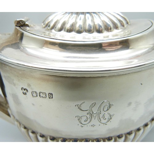 7242A - A bachelor's silver teapot, Sheffield 1894, 250g