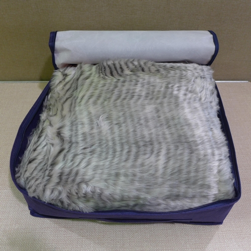 6032 - Zebra Fur Heated Throw 120X160cm   (352-145) *This lot is subject to VAT