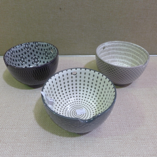 6042 - Henckels 4.7L ceramic saute pan and Three ramen bowls (352-262) *This lot is subject to VAT