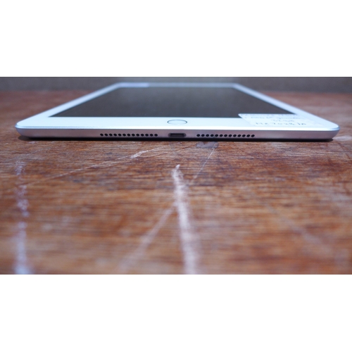 6099 - Apple Ipad Air 16gb (model: MD791B/B) (480-733)  *This lot is subject to VAT