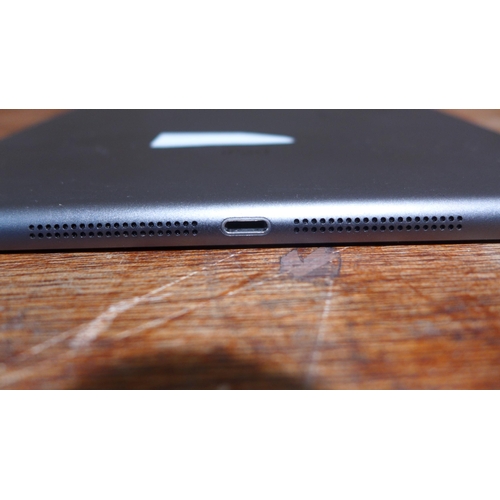 6129 - Apple Ipad Air 16gb (model: MD791B/B) (480-763)  *This lot is subject to VAT