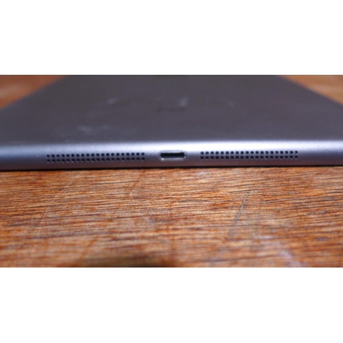 6135 - Apple Ipad Air 16gb (model: MD791B/B) (480-769)  *This lot is subject to VAT