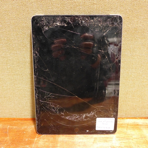 6137 - Apple Ipads x 3 DAMAGED (480-771)  *This lot is subject to VAT