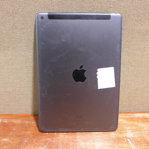 6138 - Apple Ipads x 2 DAMAGED (480-772)  *This lot is subject to VAT