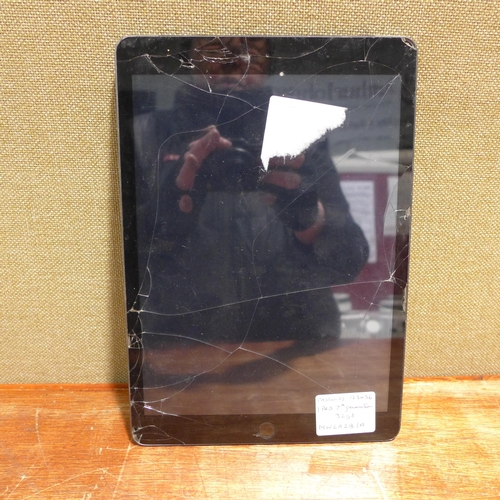 6138 - Apple Ipads x 2 DAMAGED (480-772)  *This lot is subject to VAT