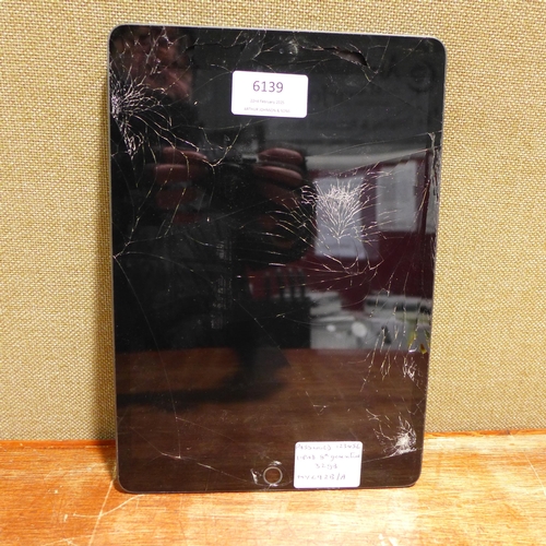 6139 - Apple Ipads x 2 DAMAGED (480-773)  *This lot is subject to VAT