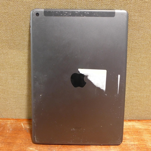 6139 - Apple Ipads x 2 DAMAGED (480-773)  *This lot is subject to VAT