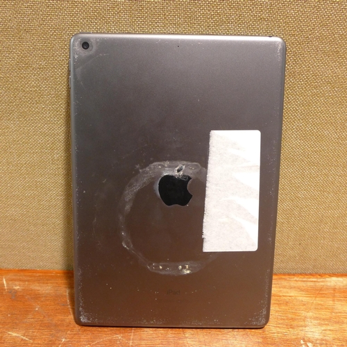 6139 - Apple Ipads x 2 DAMAGED (480-773)  *This lot is subject to VAT