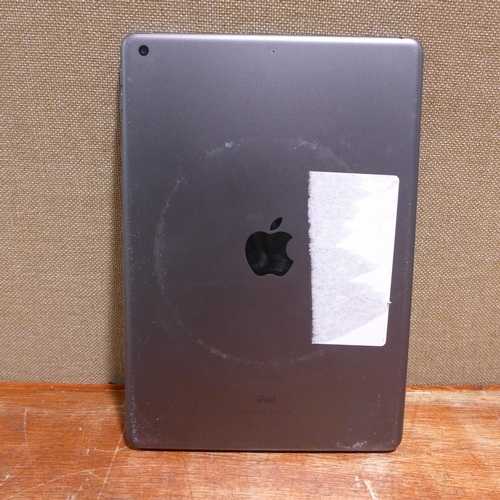 6139 - Apple Ipads x 2 DAMAGED (480-773)  *This lot is subject to VAT