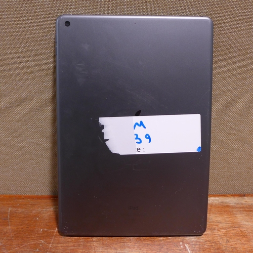 6139 - Apple Ipads x 2 DAMAGED (480-773)  *This lot is subject to VAT