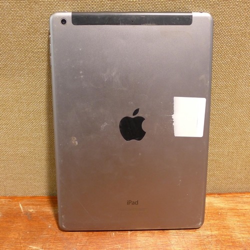 6141 - Apple Ipads x 4 DAMAGED (480-775)  *This lot is subject to VAT