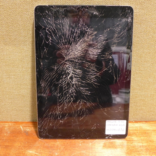 6141 - Apple Ipads x 4 DAMAGED (480-775)  *This lot is subject to VAT