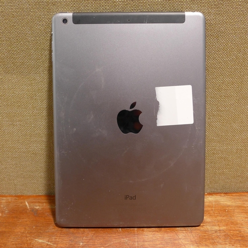 6141 - Apple Ipads x 4 DAMAGED (480-775)  *This lot is subject to VAT