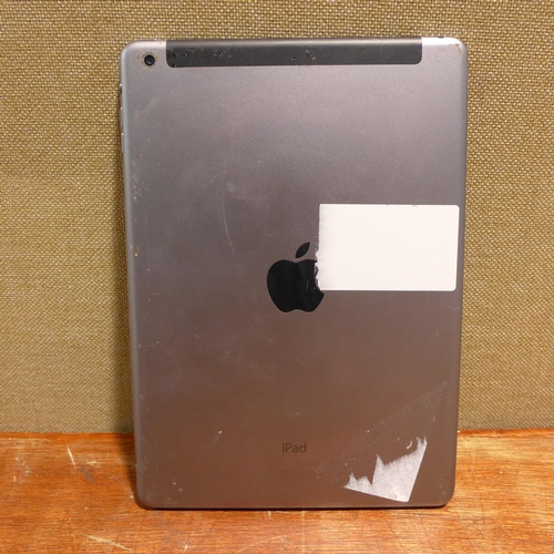 6141 - Apple Ipads x 4 DAMAGED (480-775)  *This lot is subject to VAT