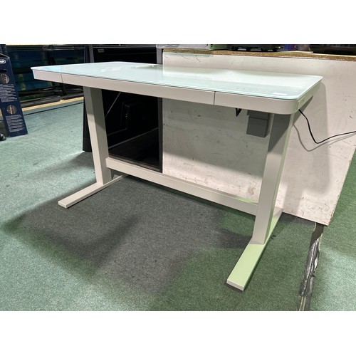 6047A - Tresanti Geller power adjustable height tech desk, Original RRP £219.99 + VAT (352-410) *This lot is... 