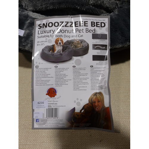 6216 - Dream On knot pillow and a Snoozzzeee donut pet bed (352-398, 453) *This lot is subject to VAT