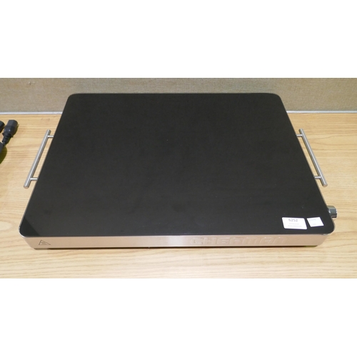 6252 - Chefman XL warming tray (352-375) *This lot is subject to VAT