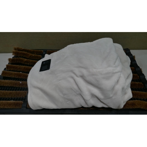 6307 - Primeur coir rod mat and a Brookstone heated throw  (352-404, 415) *This lot is subject to VAT