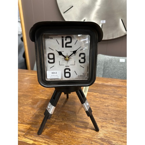 3040 - A camera clock