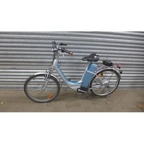 5115 - A front suspension 36V electric bike with step through frame, sold with battery, key and charger