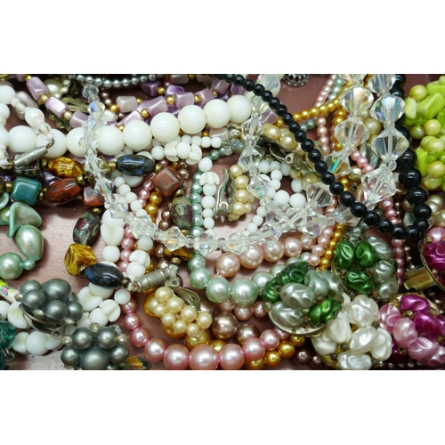 7190 - A collection of vintage necklets, earrings, etc.