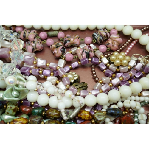 7190 - A collection of vintage necklets, earrings, etc.