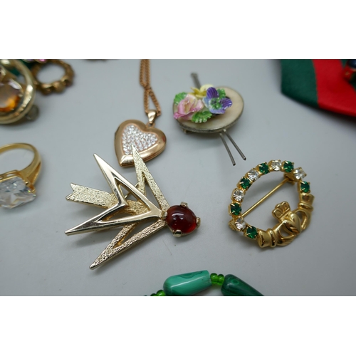 7192 - Vintage and other jewellery including a Pinchbeck brooch, etc.