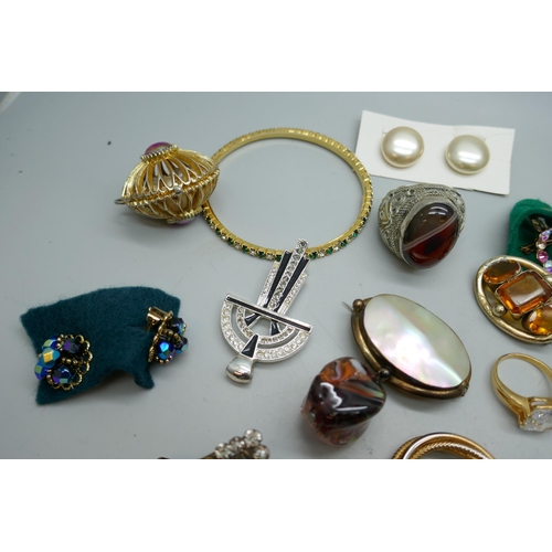 7192 - Vintage and other jewellery including a Pinchbeck brooch, etc.