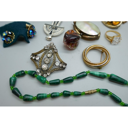 7192 - Vintage and other jewellery including a Pinchbeck brooch, etc.