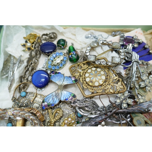 7199 - A collection of vintage jewellery