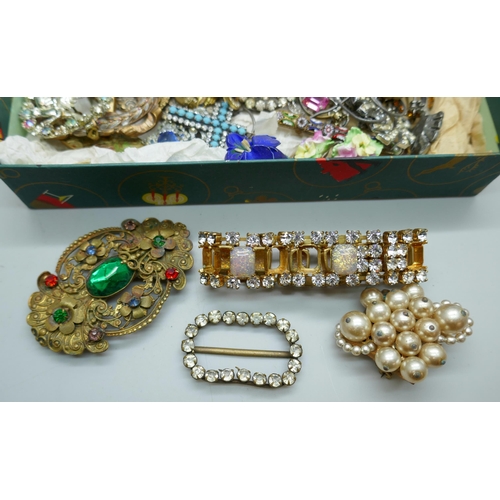 7199 - A collection of vintage jewellery