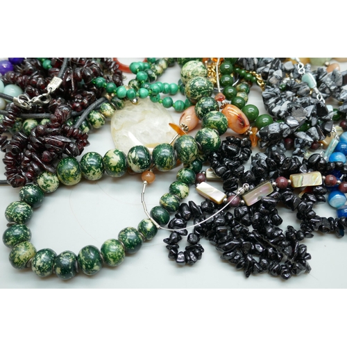 7200 - Gemstone jewellery including amber, malachite, pearl, etc.