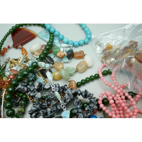 7200 - Gemstone jewellery including amber, malachite, pearl, etc.