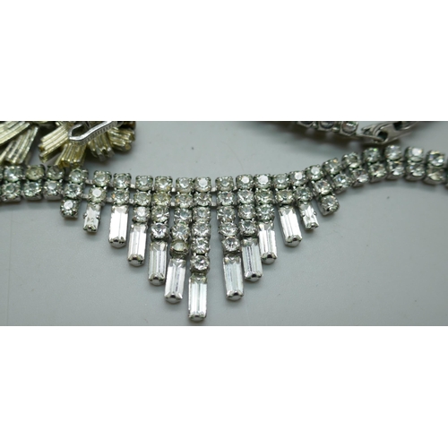 7201 - A collection of vintage costume jewellery