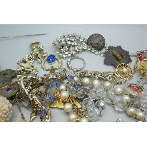 7201 - A collection of vintage costume jewellery