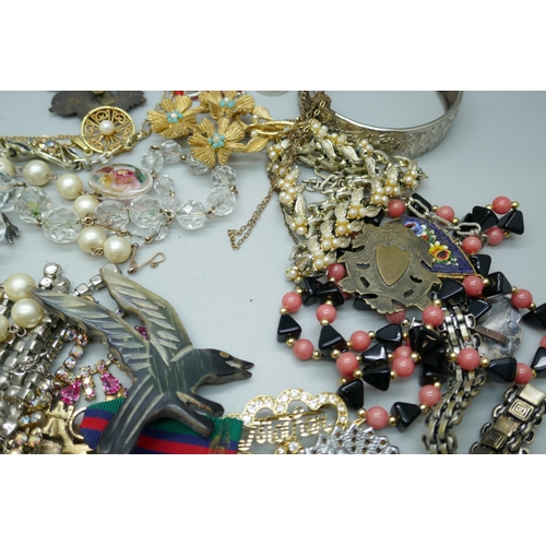 7201 - A collection of vintage costume jewellery