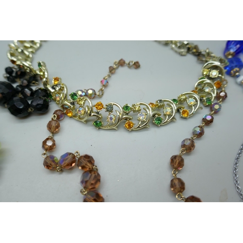 7202 - A collection of vintage jewellery