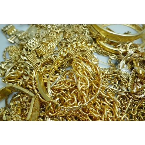 7203 - A collection of gold tone jewellery