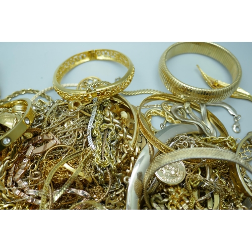 7203 - A collection of gold tone jewellery