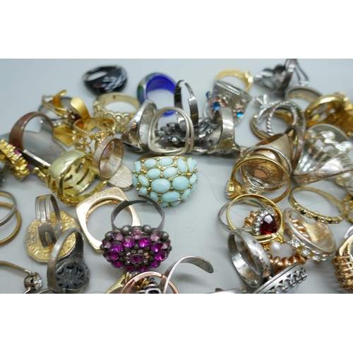 7205 - Over 150 costume rings