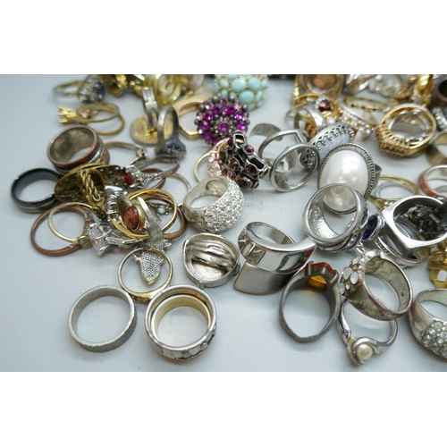 7205 - Over 150 costume rings