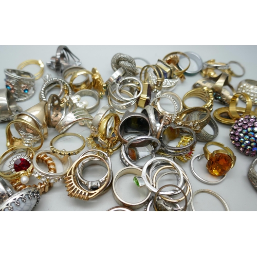 7205 - Over 150 costume rings