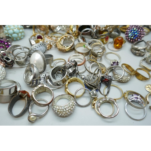 7205 - Over 150 costume rings